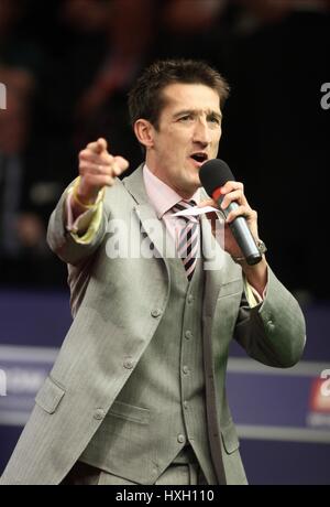 MASTER OF CEREMONIES/ANNOUNCER MICROPHONE MASTER OF CEREMONIES/ANNOUNCER THE CRUCIBLE SHEFFIELD ENGLAND 19 April 2010 Stock Photo