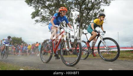 YOUNG BOY WATCHES RACE FROM UP CYCLING MEN'S MOUNTAIN BIKE CATHKIN BRAES GLASGOW SCOTLAND 29 July 2014 Stock Photo