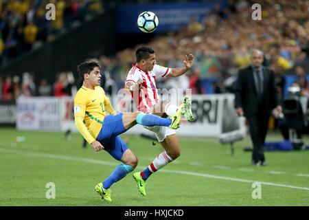 Sao Paulo, Brazil. 28th Mar, 2017. Cecilio Domiguez (R) of Paraguay vies with Fagner of Brazil during the match at the 2018 FIFA World Cup qualifiers round at the Arena Corinthians in Sao Paulo, Brazil, on March 28, 2017. Credit: Li Ming/Xinhua/Alamy Live News