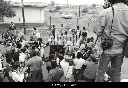 Ahmed Kathrada born Aug 29th  1929   died  28th March 2017  Ahmed Kathrada and Walter Sisulu are released from Pollsmoor  prison  and return home,  Soweto, Johannesburg , South Africa  on  15th October 1989 Stock Photo