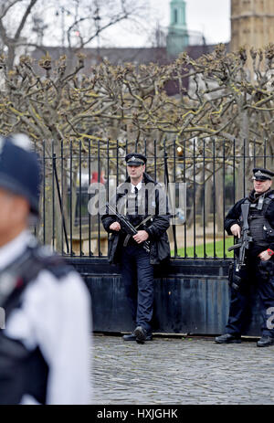 metropolitan police officer guards the houses of parliament london ...