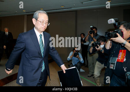 Tokyo, Japan. 29th March 2017. Toshiba Corp. President Satoshi Tsunakawa leaves a news conference at the company's headquarters on March 29, 2017, Tokyo, Japan. Tsunakawa announced that Toshiba's Westinghouse Electric Co. had filed for Chapter 11 bankruptcy protection to prevent further loss on its nuclear business in US. Credit: Rodrigo Reyes Marin/AFLO/Alamy Live News Stock Photo