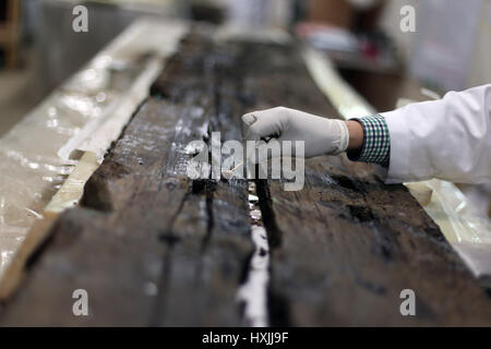 Giza, Egypt. 29th March 2017. An archaeologist works on parts of the second solar boat of Pharaoh Khufu at the restoration laboratory located in Giza, Egypt on March 29, 2017. Egypt opened its largest on-site antiquities laboratory to restore Pharaoh Khufu's second solar boat. King Khufu was a famous fourth dynasty Pharaoh who built the great Khufu Pyramid. His solar boat was designed to ferry him to the afterlife according to ancient Egyptian beliefs. Credit: Xinhua/Alamy Live News Stock Photo