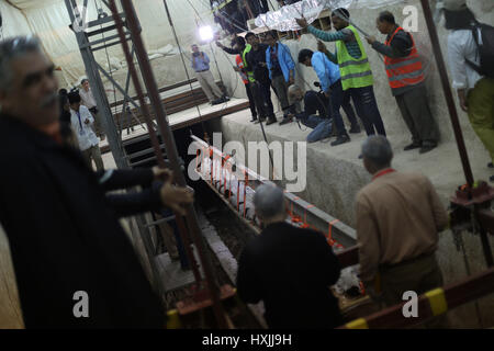 Giza, Egypt. 29th March 2017. Archeologists lift a 26-meters-long wooden part of the second solar boat of Pharaoh Khufu at the restoration laboratory located in Giza, Egypt on March 29, 2017. Egypt opened its largest on-site antiquities laboratory to restore Pharaoh Khufu's second solar boat. King Khufu was a famous fourth dynasty Pharaoh who built the great Khufu Pyramid. His solar boat was designed to ferry him to the afterlife according to ancient Egyptian beliefs. Credit: Xinhua/Alamy Live News Stock Photo