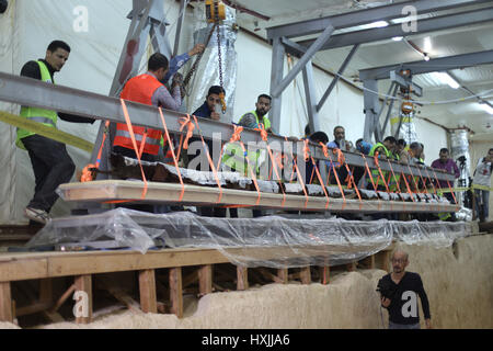 Giza, Egypt. 29th March 2017. Archeologists lift a 26-meters-long wooden part of the second solar boat of Pharaoh Khufu at the restoration laboratory located in Giza, Egypt on March 29, 2017. Egypt opened its largest on-site antiquities laboratory to restore Pharaoh Khufu's second solar boat. King Khufu was a famous fourth dynasty Pharaoh who built the great Khufu Pyramid. His solar boat was designed to ferry him to the afterlife according to ancient Egyptian beliefs. Credit: Xinhua/Alamy Live News Stock Photo