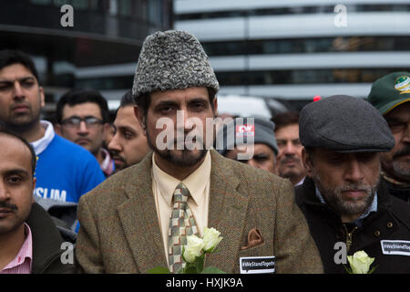 London, UK. 29th Mar, 2017. A man holds a rose during a vigil on Westminster Bridge to remember the victims of last week's Westminster terrorist attack. Credit: Thabo Jaiyesimi/Alamy Live News