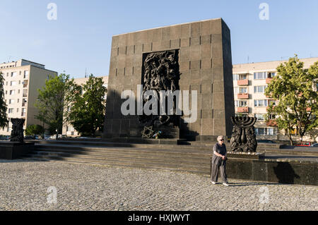 The Ghetto Heroes Monument commemorates  the Warsaw Ghetto Uprising of 1943 during the Second World Wa is on this spot where the infamous Warsaw upris Stock Photo