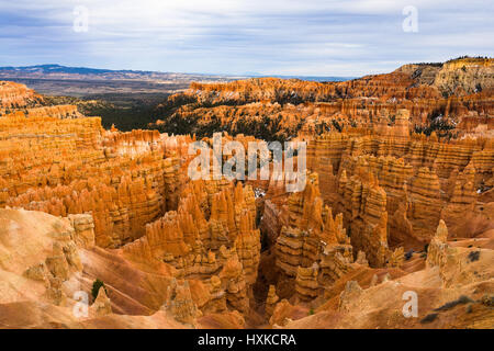 Looking out over the orange sandstone pillars of Bryce Canyon from the rim on a cloudy day, Bryce Canyon National Park, Utah, USA Stock Photo