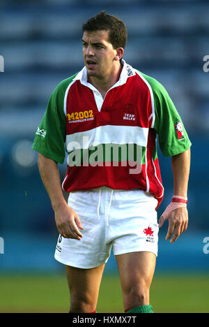 EMYR LEWIS WALES & LLANELLI RU MANCHESTER ENGLAND 02 August 2002 Stock Photo