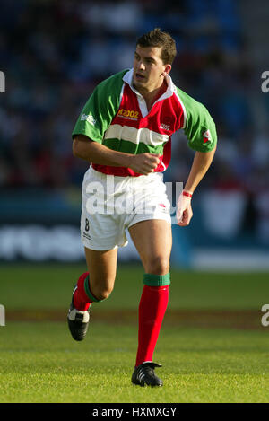 EMYR LEWIS WALES & LLANELLI RU MANCHESTER ENGLAND 02 August 2002 Stock Photo