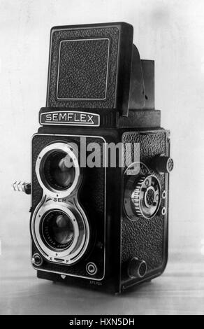 AJAXNETPHOTO. 1998. UNITED KINGDOM. - FRENCH CAMERA - A TWIN LENS MEDIUM FORMAT REFLEX FILM CAMERA, THE SEMFLEX, FITTED WITH A SOM BERTHIOT TAKING LENS, MADE IN FRANCE BY S.E.M. PHOTO:JONATHAN EASTLAND/AJAX REF:1047 Stock Photo