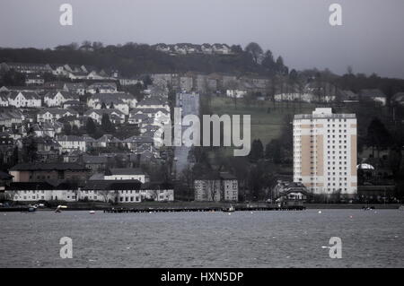 AJAXNETPHOTO. GOUROCK, SCOTLAND. VIEW OF PART OF THE TOWN SEEN FROM THE RIVER CLYDE ESTUARY. LARKFIELD ROAD IS IN THE CENTRE OF THE PICTURE. PHOTO:JONATHAN EASTLAND/AJAX REF:D122902 1793 Stock Photo