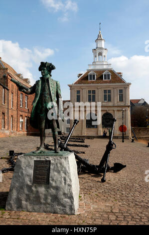 The Custom House and Captain George Vancouver statue, Purfleet Quay, King`s Lynn, Norfolk, England, UK Stock Photo