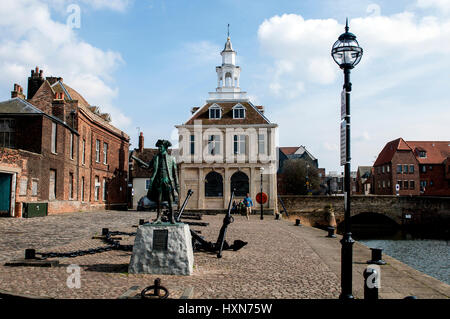 The Custom House and Captain George Vancouver statue, Purfleet Quay, King`s Lynn, Norfolk, England, UK Stock Photo