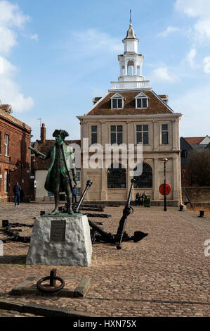 The Custom House and Captain George Vancouver statue, Purfleet Quay, King`s Lynn, Norfolk, England, UK Stock Photo