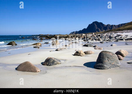AluVerbund-Bild 'Stühle Am Sandstrand' – 50 X 80 Cm, UV-Direktdruck, Metallische Oberfläche, Mit Wandhalterung