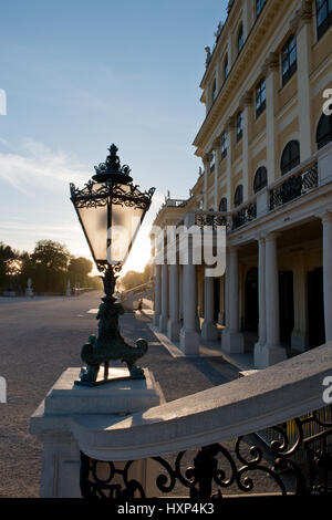Gartenfassade von Schloss Schönbrunn mit Gartentreppe und Lampe, Wien, Österreich Stock Photo