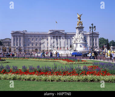 Buckingham Palace and Victoria Memorial, The Mall, City of Westminster, Greater London, England, United Kingdom Stock Photo