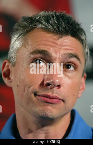 JONATHAN EDWARDS TRIPLE JUMP STADE DE FRANCE ST DENIS PARIS FRANCE 24 August 2003 Stock Photo