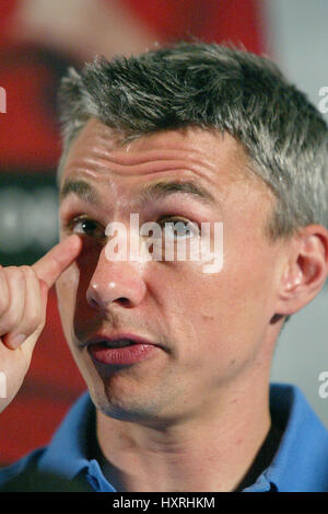 JONATHAN EDWARDS TRIPLE JUMP STADE DE FRANCE ST DENIS PARIS FRANCE 24 August 2003 Stock Photo