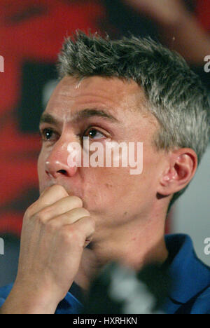 JONATHAN EDWARDS TRIPLE JUMP STADE DE FRANCE ST DENIS PARIS FRANCE 24 August 2003 Stock Photo