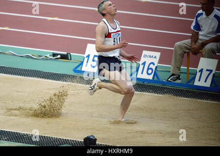 JONATHAN EDWARDS TRIPLE JUMP STADE DE FRANCE ST DENIS PARIS FRANCE 25 August 2003 Stock Photo