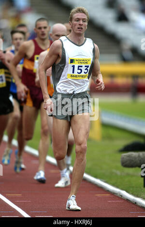 RAYMOND ADAMS 800 METRES DON VALLEY STADIUM SHEFFIELD 30 June 2002 Stock Photo