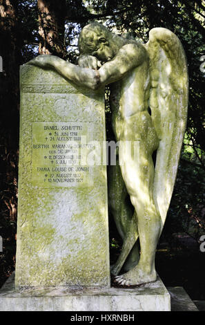 Statue of a male angel on the Ohlsdorfer cemetery in Hamburg, Germany, Statue eines männlichen Engels auf dem Ohlsdorfer Friedhof in Hamburg, Deutschl Stock Photo