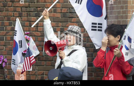 Seoul, South Korea. 30th March 2017. Supporters of former South Korean President Park Geun-Hye weep in front of her home before she leaves to the Seoul Central District Court in Seoul, South Korea. The court held a hearing on Thursday to decide whether to issue an arrest warrant for her over corruption allegations that fired her. Credit: Aflo Co. Ltd./Alamy Live News Stock Photo