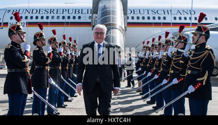 Paris, France. 30th Mar, 2017. German President Frank-Walter Steinmeier arrives at the airport in Paris, France, 30 March 2017. The new German President is travelling to France for the first time since assuming office. Photo: Bernd von Jutrczenka/dpa/Alamy Live News Stock Photo