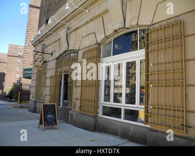 The café 'Rue la Rue' that has been dedicated to the US television show 'Golden Girls' seen in New York, USA, 29 March 2017. The cafe also offers dishes based on recipes from the popular sitcom, including the '16-hour lasagna' by Sophia and the 'Betty White Cake' with coconut flakes. Photo: Johannes Schmitt-Tegge/dpa Stock Photo
