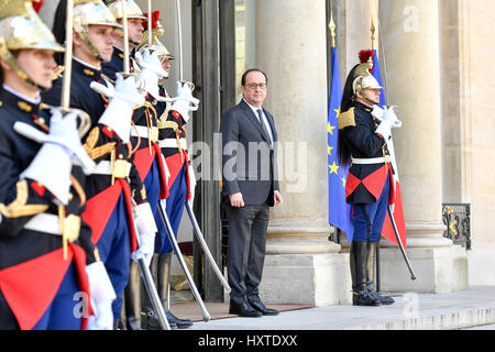 Paris. 30th Mar, 2017. French President Francois Hollande waits to welcome his German counterpart Frank-Walter Steinmeier at the Elysee Palace in Paris, France on March 30, 2017. Credit: Chen Yichen/Xinhua/Alamy Live News Stock Photo