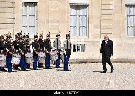 Paris. 30th Mar, 2017. German President Frank-Walter Steinmeier inspects the guard of honor at the Elysee Palace in Paris, France on March 30, 2017. Credit: Chen Yichen/Xinhua/Alamy Live News Stock Photo