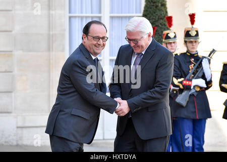 Paris. 30th Mar, 2017. French President Francois Hollande (L) shakes hands with his German counterpart Frank-Walter Steinmeier at the Elysee Palace in Paris, France on March 30, 2017. Credit: Chen Yichen/Xinhua/Alamy Live News Stock Photo