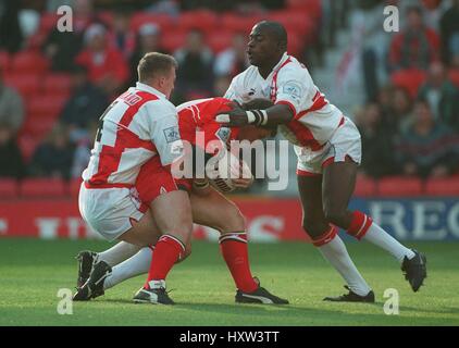 SCOTT GIBBS NEWLOVE & OFFIAH ENGLAND V WALES RUGBY WORLD CP 05 December 1995 Stock Photo