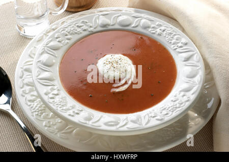 en plato redondo blanco sopa de tomate con queso de burrata Stock Photo