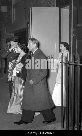 King George VI, Queen Elizabeth and Princess Margaret (r) leaving the Theatre Royal in Drury Lane, London, after the performance of 'South Pacific'. This is one of the last photos of King George VI before his death six days later. Stock Photo