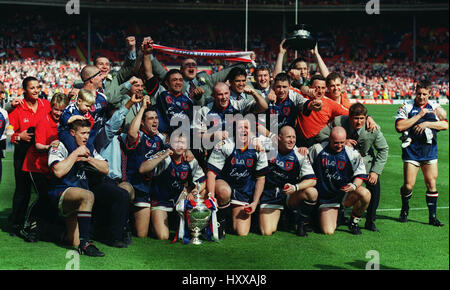 SHEFFIELD EAGLES CELEBRATE SILK CUT CHALLENGE CUP WINNERS 02 May 1998 Stock Photo