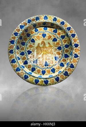 Hispano-Moresque ware dish with an eagle motif. Faience Islamic lustre ware, Manises, Al Andalus, late 14th century.  inv 1438, The Louvre Museum Stock Photo