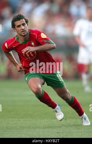 SABROSA SIMAO PORTUGAL & BENFICA LUZ LISBON PORTUGAL 16 June 2004 Stock Photo