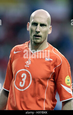 JAAP STAM HOLLAND & LAZIO MUNICIPAL STADIUM AVEIRO PORTUGAL 19 June 2004 Stock Photo