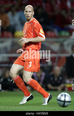 JAAP STAM HOLLAND & LAZIO MUNICIPAL STADIUM AVEIRO PORTUGAL 19 June 2004 Stock Photo