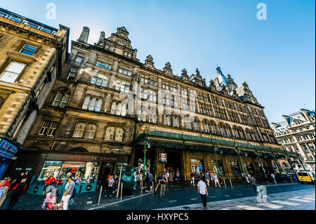 Commuters Outside Glasgow Central Station on Gordon Street in Glasgow Stock Photo