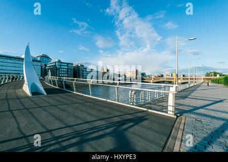 View of Glasgow's Tradeston Bridge on River Clyde from its South Bank Stock Photo