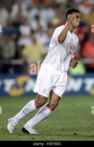 MICHAEL REIZIGER HOLLAND & FC BARCELONA FARO-LOULE STADIUM FARO PORTUGAL 26 June 2004 Stock Photo