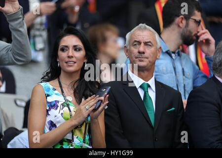 IAN RUSH & WIFE BELGIUM V REPUBLIC OF IRELAND NOUVEAU STADE BORDEAUX ...