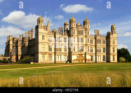 Burghley House is a grand 16th-century English country house near the town of Stamford in Lincolnshire, England.   Burghley House ist ein englisches L Stock Photo