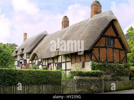 Das Anne Hathaway Cottage in Stratford upon Avon. In dem idyllisch gelegenen Landhaus machte Shakespeare seiner Frau Anne Hathaway den Heiratsantrag. Stock Photo