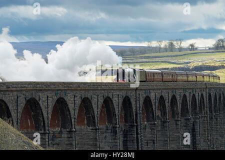Ribblehead, North Yorkshire, UK. 31st March 2017. The iconic steam locomotive LNER class A3 60103 Flying Scotsman, travels over the Ribblehead Viaduct. The train is travelling this route, taking part in the celebrations marking  the re-opening of the Settle Carlisle line. Credit: Ian Lamond/Alamy Live News