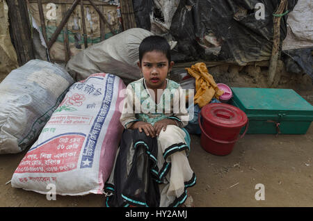 December 23, 2016 - Cox'S Bazar, Chittagong, Bangladesh - Caption : Teknaf, Chittagong, Bangladesh : Just newly arrived rohingya, taking rest by side of the road. They were seeking some shelter. Credit: Debsuddha Banerjee/ZUMA Wire/Alamy Live News Stock Photo
